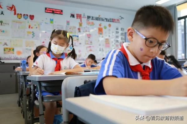 可升降課桌椅,抽屜式摺疊床,一家深圳學校的教育設計創新應用 可升降課桌椅,抽屜式摺疊床,一家深圳學校的教育設計創新應用