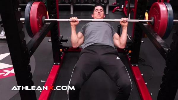 只需1個徒手自重動作，立馬提高「臥推」表現、還能預防傷病