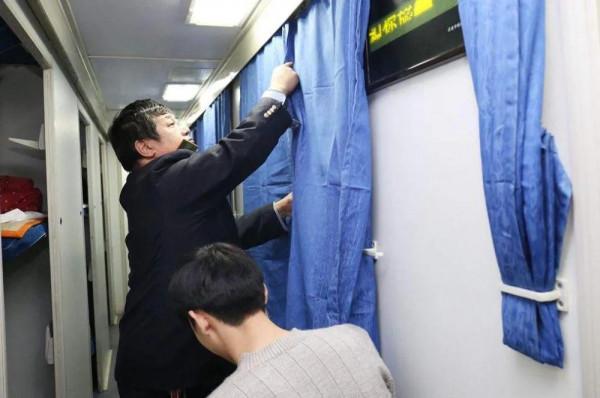 夜間坐火車時，為什麼乘務員會強制“拉窗簾”？這是為什麼？