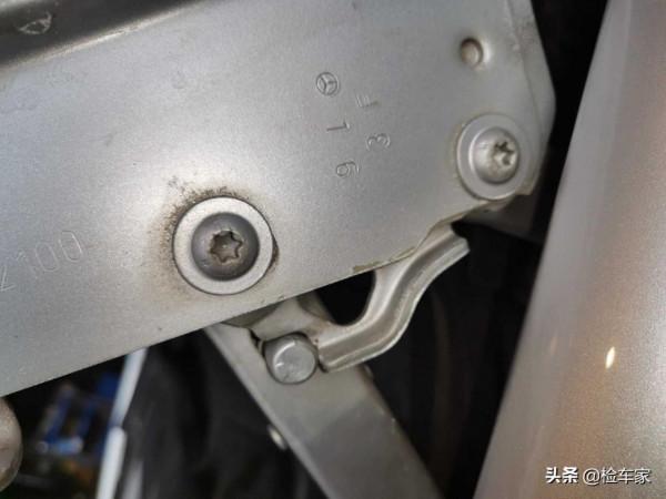 5萬買臺賓士E級,外表光鮮亮麗內飾破敗不堪,網友:就怕養不起 5萬買臺賓士E級,外表光鮮亮麗內飾破敗不堪,網友:就怕養不起