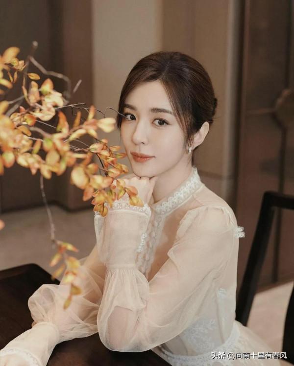 王曉晨的好身材藏不住，穿“蕾絲+薄紗”連衣裙，真有富家小姐範