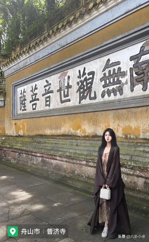 提著Doir包包，穿著高開叉旗袍逛寺廟，這屆佛媛的操作真野