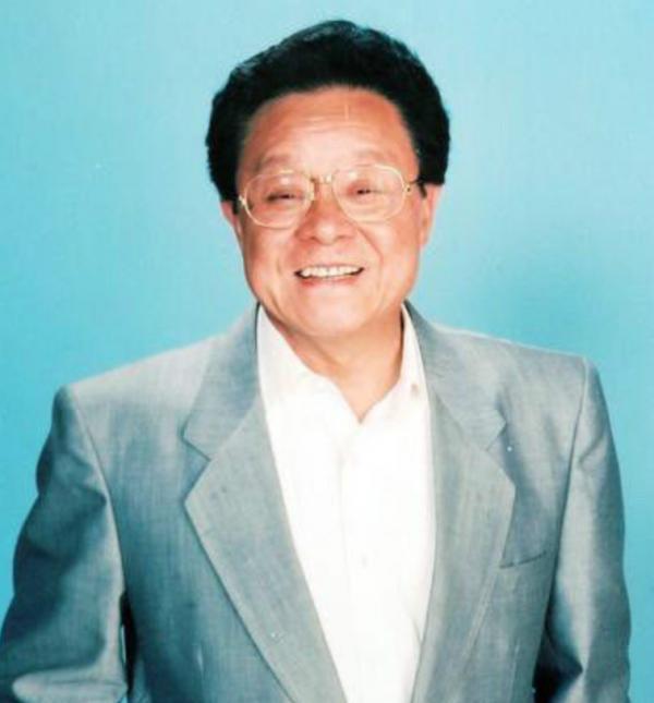 2006年董驃去世，葬禮上成龍曾志偉扶靈，四妻七子為何不爭奪遺產