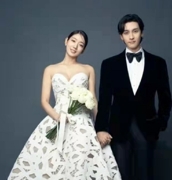樸信惠結婚請了韓國半個娛樂圈！大裙襬婚紗藏孕肚，韓服造型封神