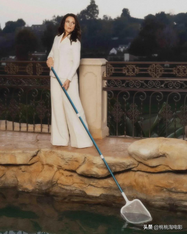 她在優雅老去！《副總統》主演茱莉亞·路易斯-德瑞弗斯雜誌大片