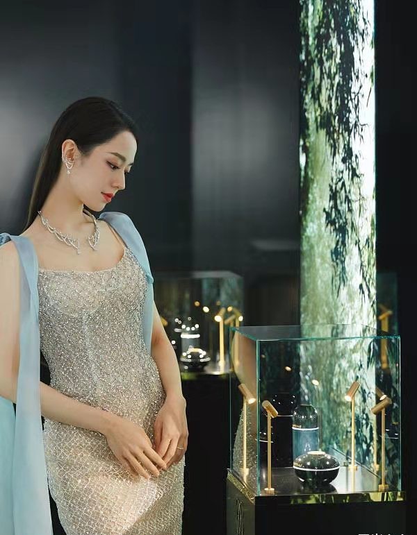 吉娜終於找對風格了，捨棄大紅唇太明智，選對禮服貴氣感立馬來了