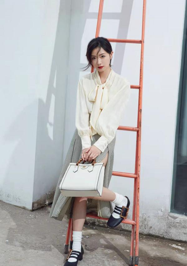 萬茜上演“冰美人”，穿藍白相間羽毛裙在雪中拍照，冷豔範十足