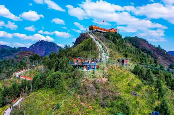 湖南值得去的景區，由怪石奇峰、石洞組成，丹霞地貌多樣景觀豐富