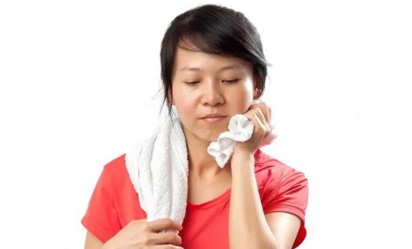 動不動就出汗？異常出汗或暗示這4種疾病，都不簡單