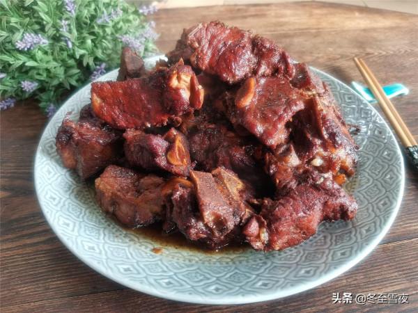 冬季饞肉就吃它，同樣是骨頭，比排骨便宜，吃著有樂趣，越啃越香
