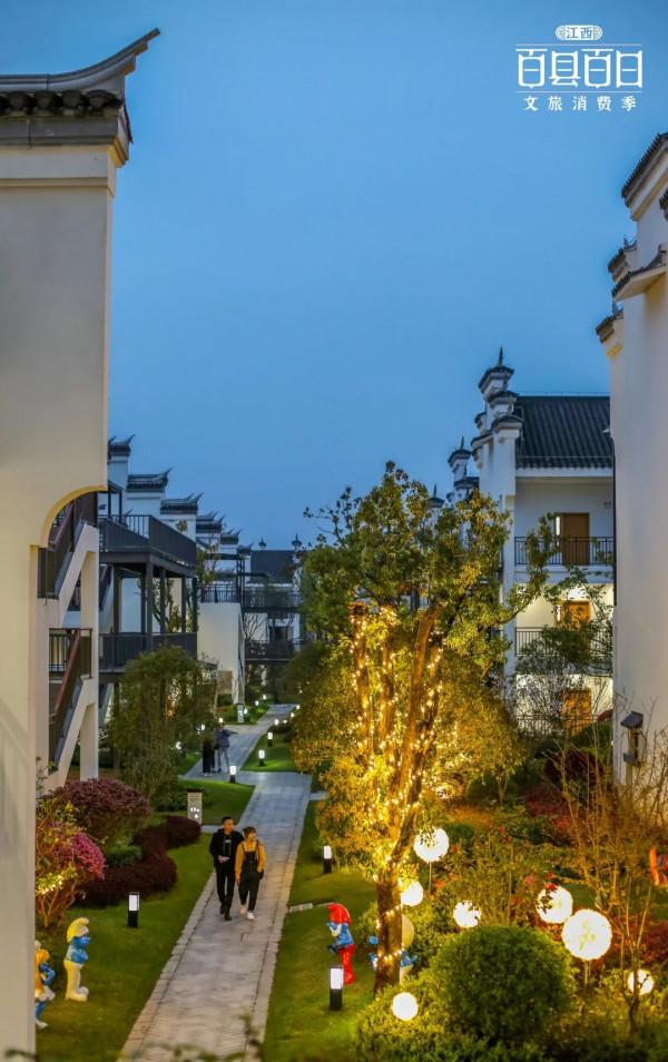 婺源高鐵站再現穿越快閃，驚豔遊客，嗨翻全場