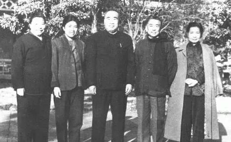 她官至中組部副部長，兒子卻當了一輩子農民，孫子想進城也被婉拒