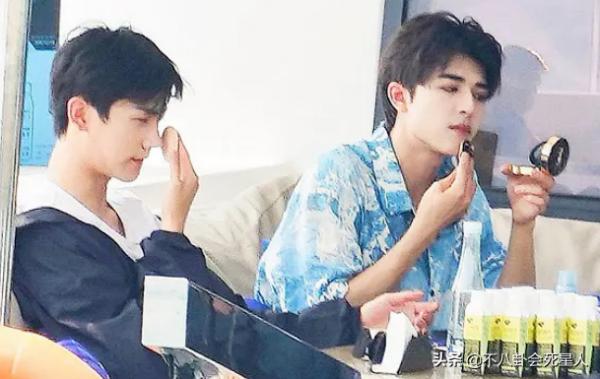 男愛豆畫風越來越偏！高跟開叉裙屢次出鏡，濃妝塗粉成常態