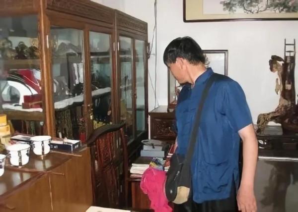 大衣哥朱之文有錢了,也開始搞收藏,不知道他的藏品有幾件是真的 大衣哥朱之文有錢了,也開始搞收藏,不知道他的藏品有幾件是真的