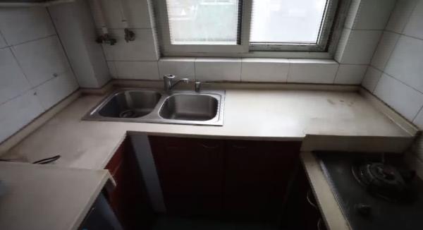 為孩子買50m²二手學區房，拆掉一扇門，一面牆，老破小大翻身