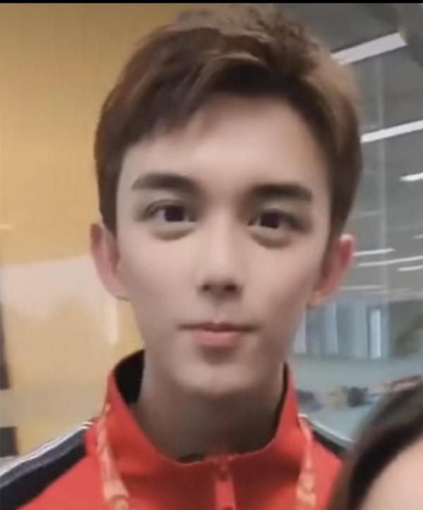 明明男帥女美,怎麼一開美顏就成了外星人? 明明男帥女美,怎麼一開美顏就成了外星人?