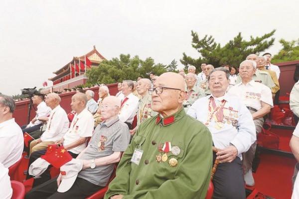 老農耕地23年，因褲子特殊被縣領導識破身份，中央請到人民大會堂