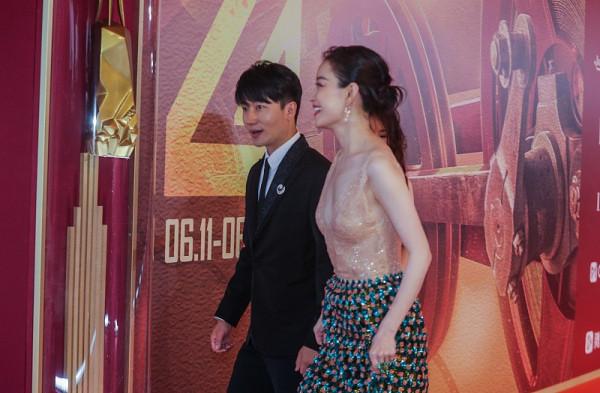 倪妮太會挑衣服了，穿上裸色的服裝，遠看還挺有女人味的