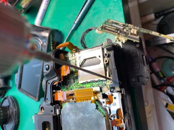 小心使用卡槽！相機最容壞的部件，還有血的教訓