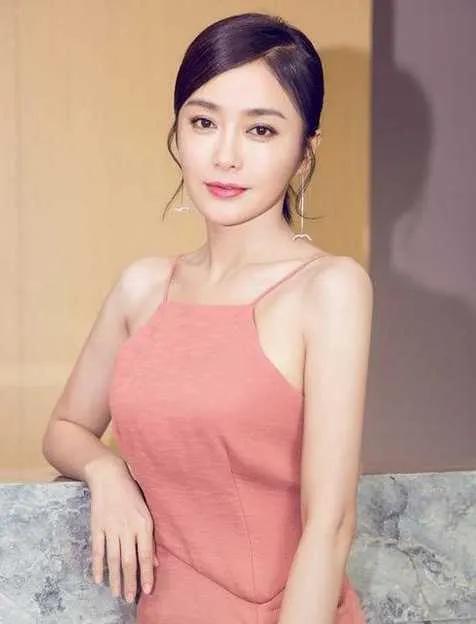 秦嵐：甜美優雅，曾經是黃曉明的最愛