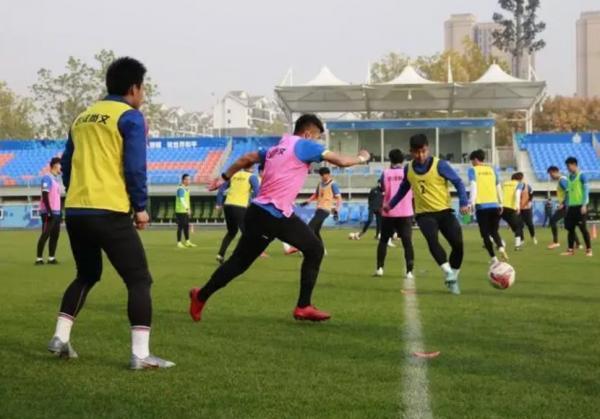 中國足球大變天,中乙隊開1.5萬月薪待遇,120名球員搶著加盟 中國足球大變天,中乙隊開1.5萬月薪待遇,120名球員搶著加盟