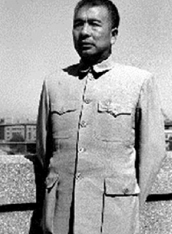 1988年，人大會議上鄧小平正要抽菸，收到陌生紙條：請你不要吸菸