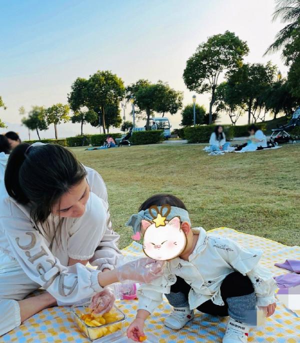 林峰帶妻女給大家拜年，懷抱女兒甜蜜出鏡，妻子張馨月變化大