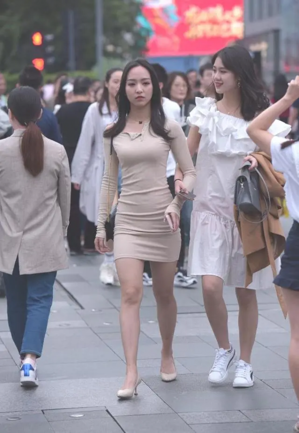 初秋裙子怎麼穿?選擇米色連衣裙,既顯膚色又顯身材 初秋裙子怎麼穿?選擇米色連衣裙,既顯膚色又顯身材