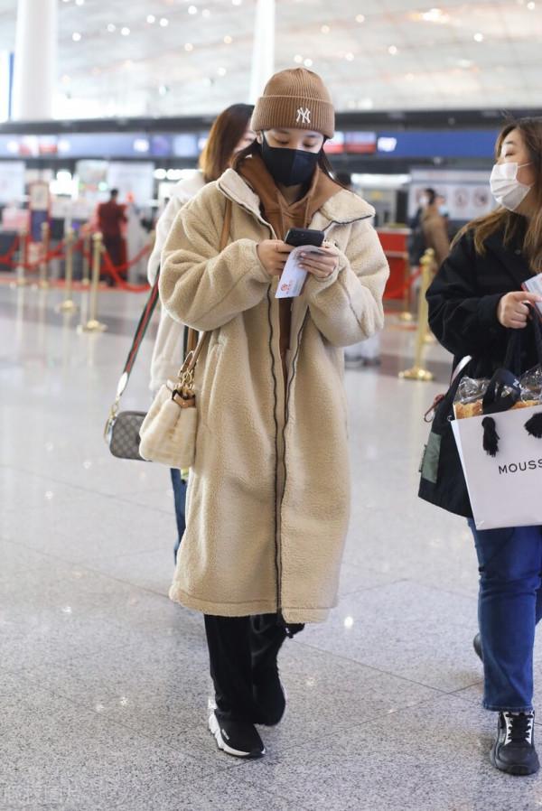 宋雨琦穿奶油色羊羔絨外套,戴毛線帽單肩挎包袋溫暖休閒 宋雨琦穿奶油色羊羔絨外套,戴毛線帽單肩挎包袋溫暖休閒