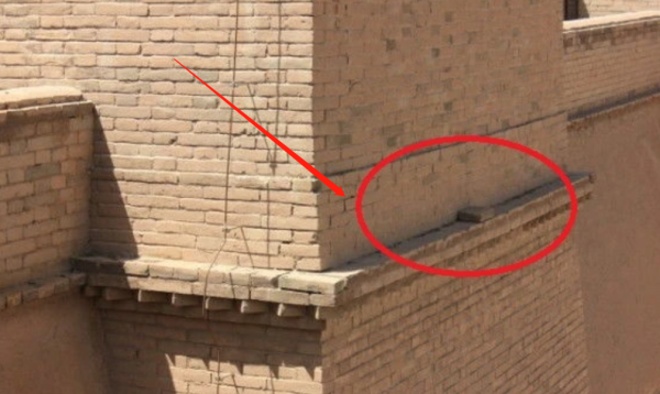 嘉峪關城牆上，放了一塊磚頭，為什麼幾百年來無一人敢動它？