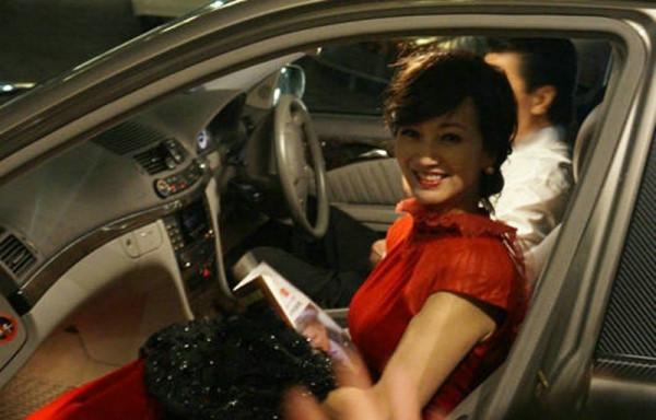 趙雅芝座駕曝光!一輛車用20多年,老公甘願當司機? 趙雅芝座駕曝光!一輛車用20多年,老公甘願當司機?