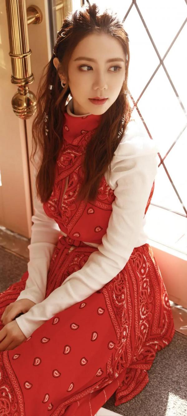 鄧紫棋桌布｜窈窕神女顏