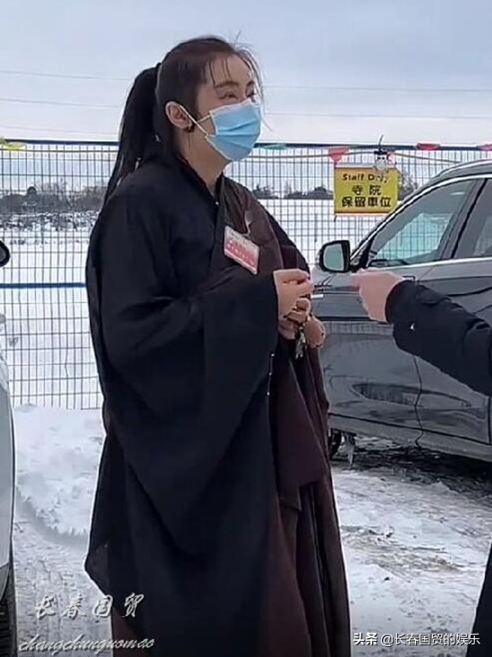 王祖賢近照曝光，身穿海青寺院禮佛，54歲變成這樣了