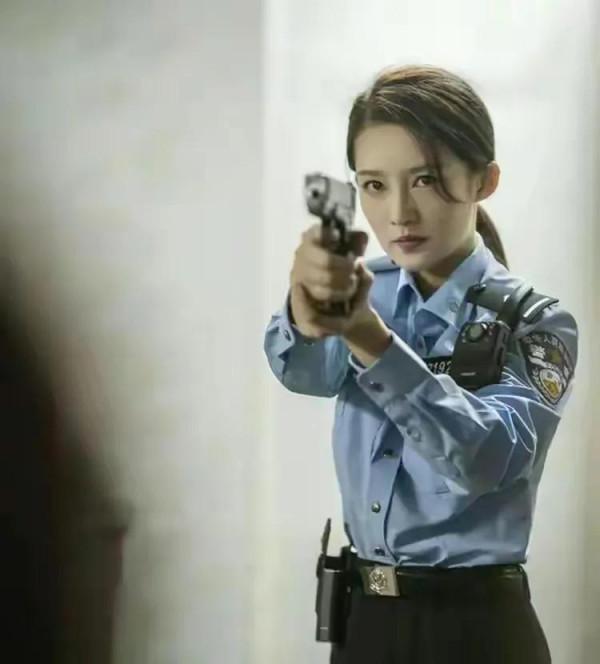 穿上軍裝的李沁:英姿颯爽,霸氣十足 穿上軍裝的李沁:英姿颯爽,霸氣十足