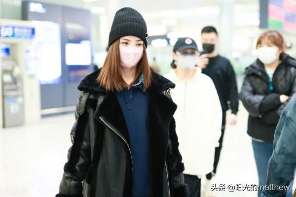 街拍:蔡卓妍黑色皮毛一體外套+深色打底褲+線帽甜酷十足 街拍:蔡卓妍黑色皮毛一體外套+深色打底褲+線帽甜酷十足