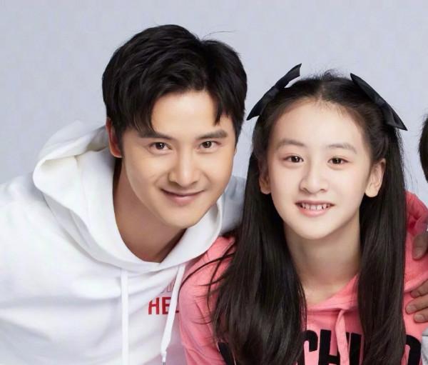 這一看就是親生的。戚薇跟女兒真是神同步 這一看就是親生的。戚薇跟女兒真是神同步