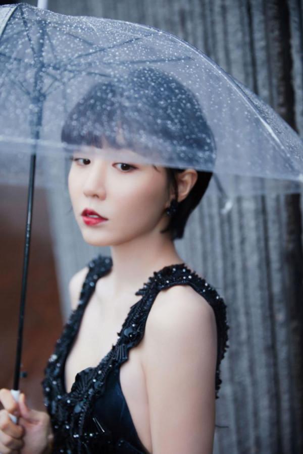 李欣燃受邀出席2021北京時裝週，一席鏤空露背黑裙盡顯優雅