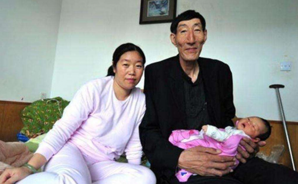 “中國巨人”鮑喜順，不顧醫生勸阻，57歲生下兒子，如今怎樣了？