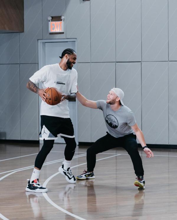 安東尼真敢說，要帶領詹姆斯要奪冠，人氣火爆，前妻後悔了嗎？