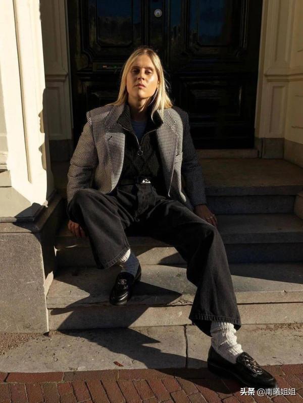 怪不得時尚精都不穿小白鞋了，今年“布洛克鞋”火了，舒適還高階