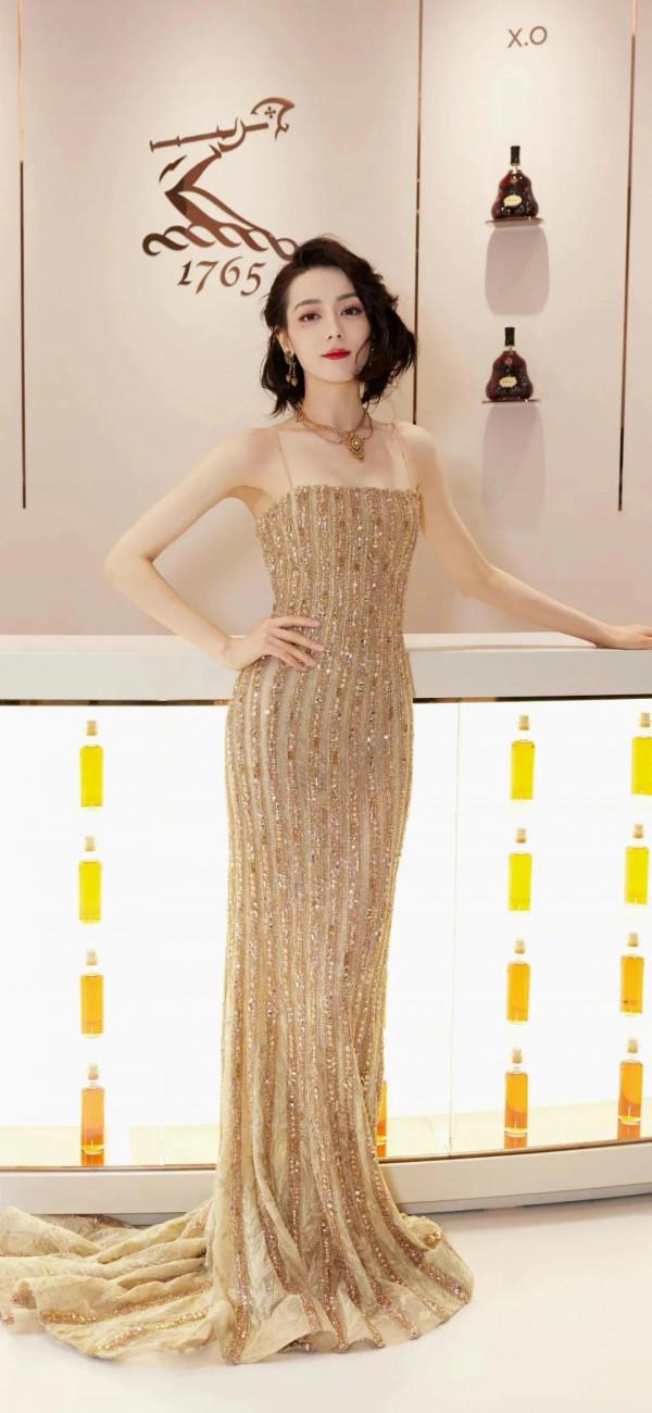 迪麗熱巴拖地長裙高畫質圖集