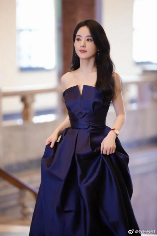 +7在塗口紅的時候趙麗穎一動不動的看著