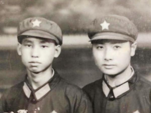 19歲鐵道兵意外犧牲，48年無人祭拜，近半世紀後82歲哥哥為其掃墓