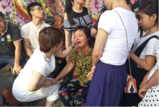 06年，教師情侶為救人雙雙犧牲，婚禮與葬禮同時進行，上千人見證