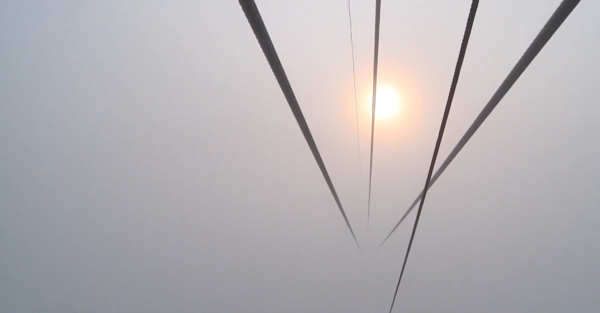 懸崖上的村莊：萬丈懸崖上村民靠一根鐵索出行，坐上去腳都發抖