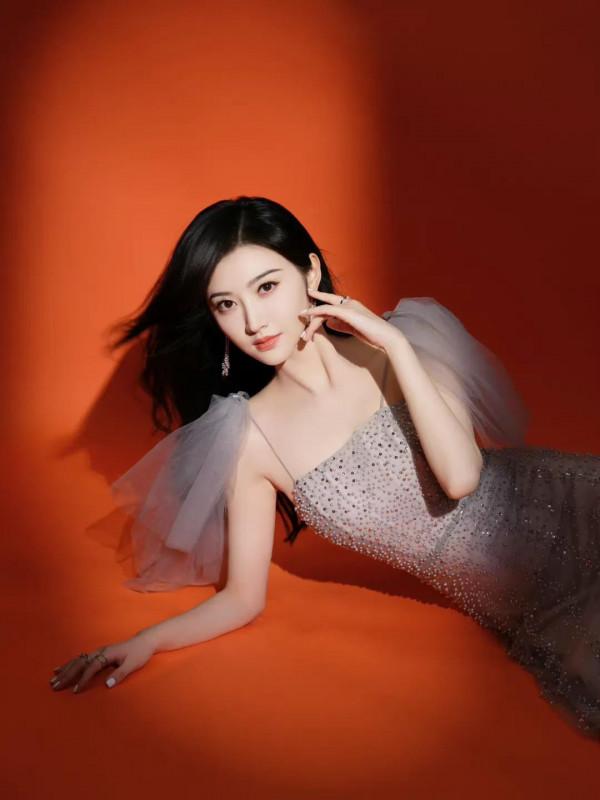 景甜身穿灰色鏤空連衣裙，勾勒完美好身材，長髮披肩盡顯溫柔魅力