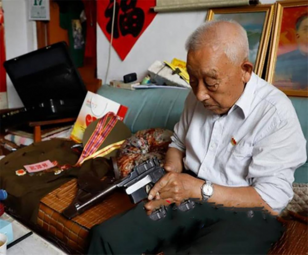 96歲老漢持雙槍，工作人員去收繳，得知槍支來處後不知如何是好