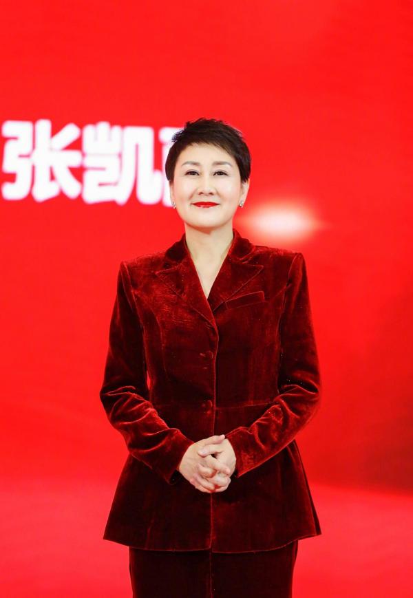 張凱麗真有魅力,穿棕色皮衣配牛仔褲活力滿滿,中年女性穿搭範本 張凱麗真有魅力,穿棕色皮衣配牛仔褲活力滿滿,中年女性穿搭範本