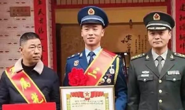 13年前，那個“長大我當空降兵”的地震男孩程強，後來當上了嗎？