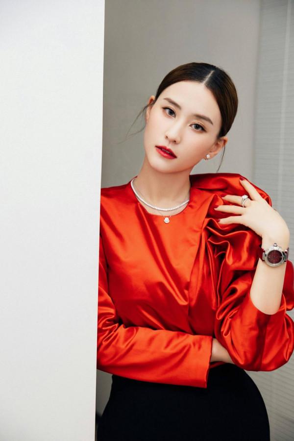 何超蓮新年紅寫真曝光 笑容明媚暖入人心